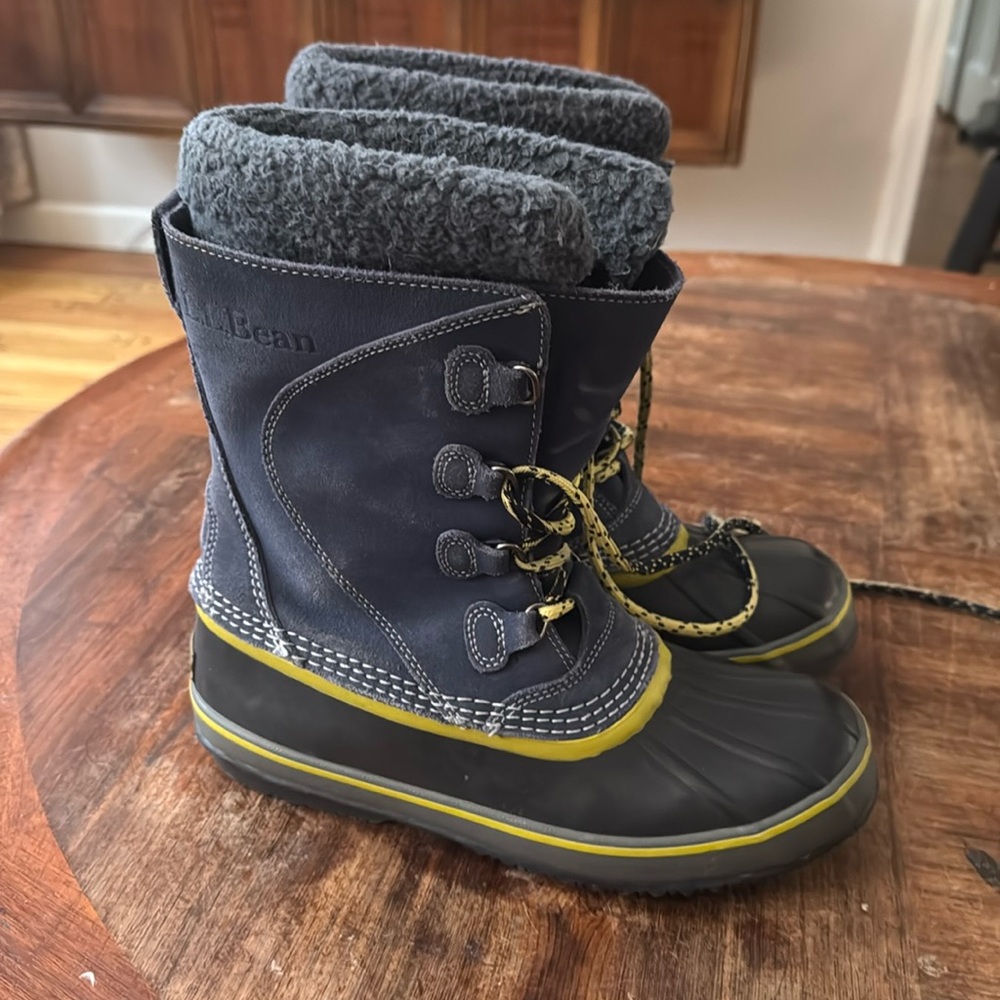Kids size 6 LL BEAN snow boots in excellent condition